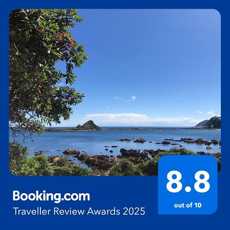 Seafront Haven In Island Bay With Deck, Outdoor Bath, And Parking Apartment Wellington Exterior photo