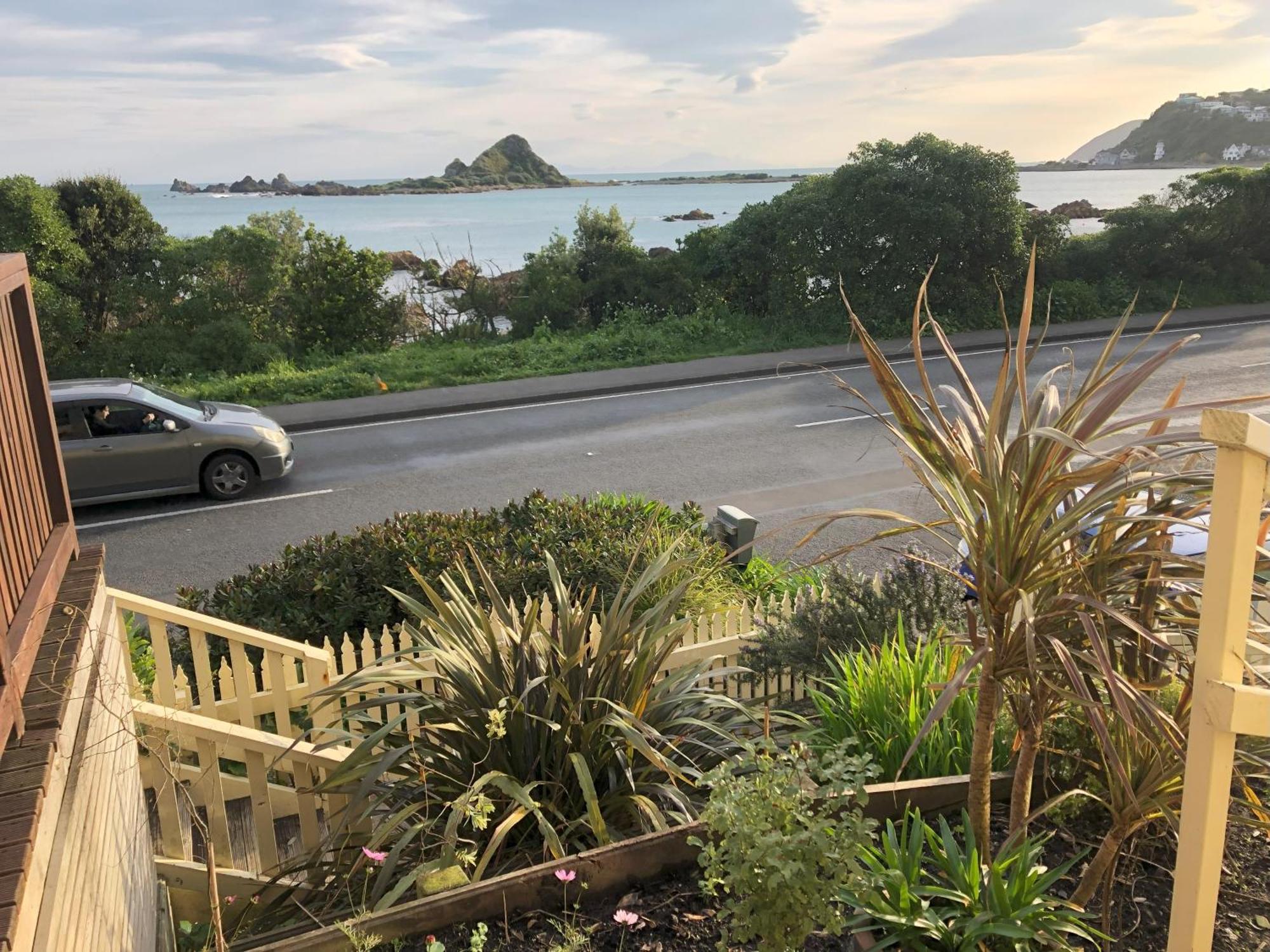 Seafront Haven In Island Bay With Deck, Outdoor Bath, And Parking Apartment Wellington Exterior photo