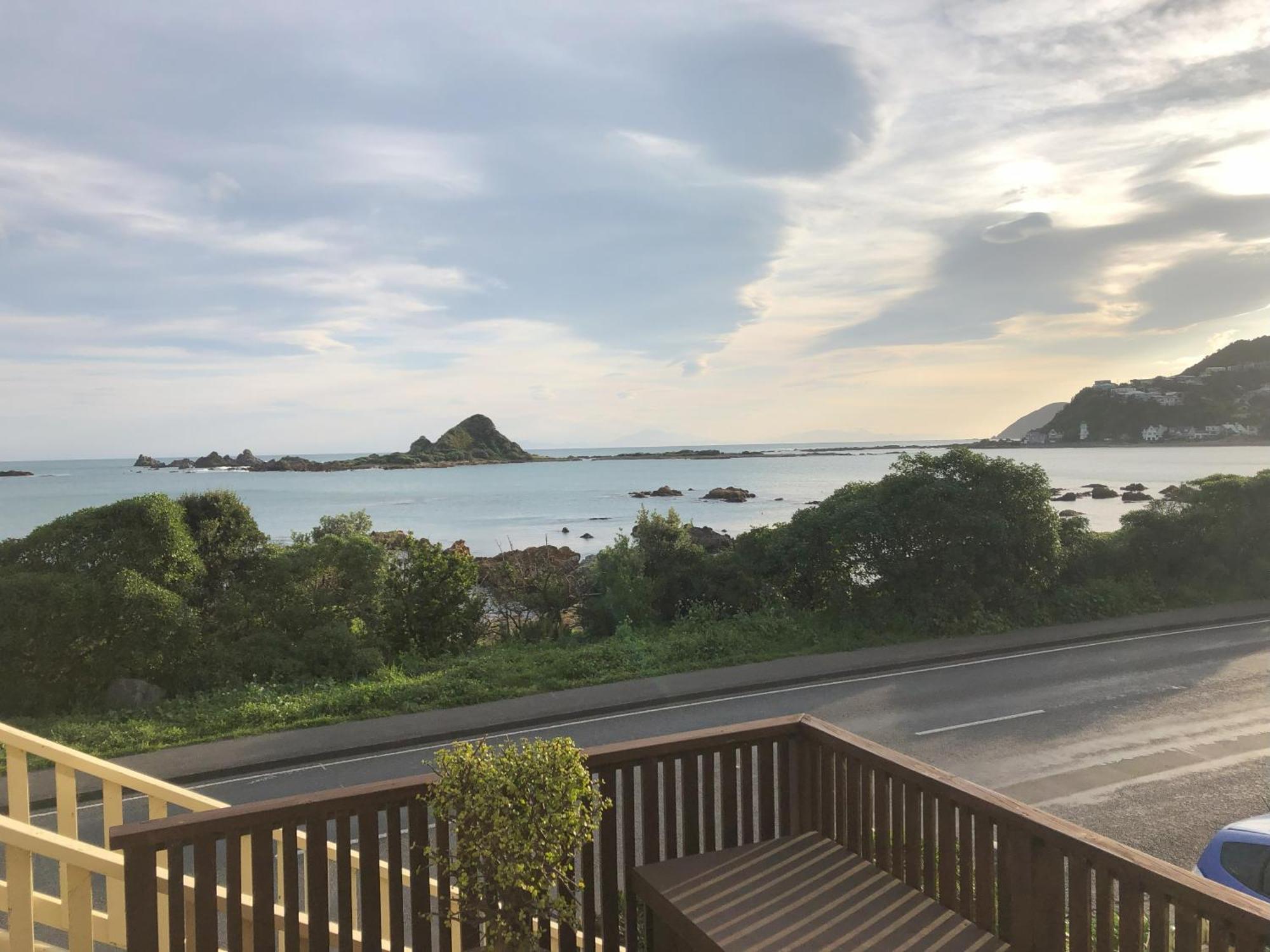 Seafront Haven In Island Bay With Deck, Outdoor Bath, And Parking Apartment Wellington Exterior photo