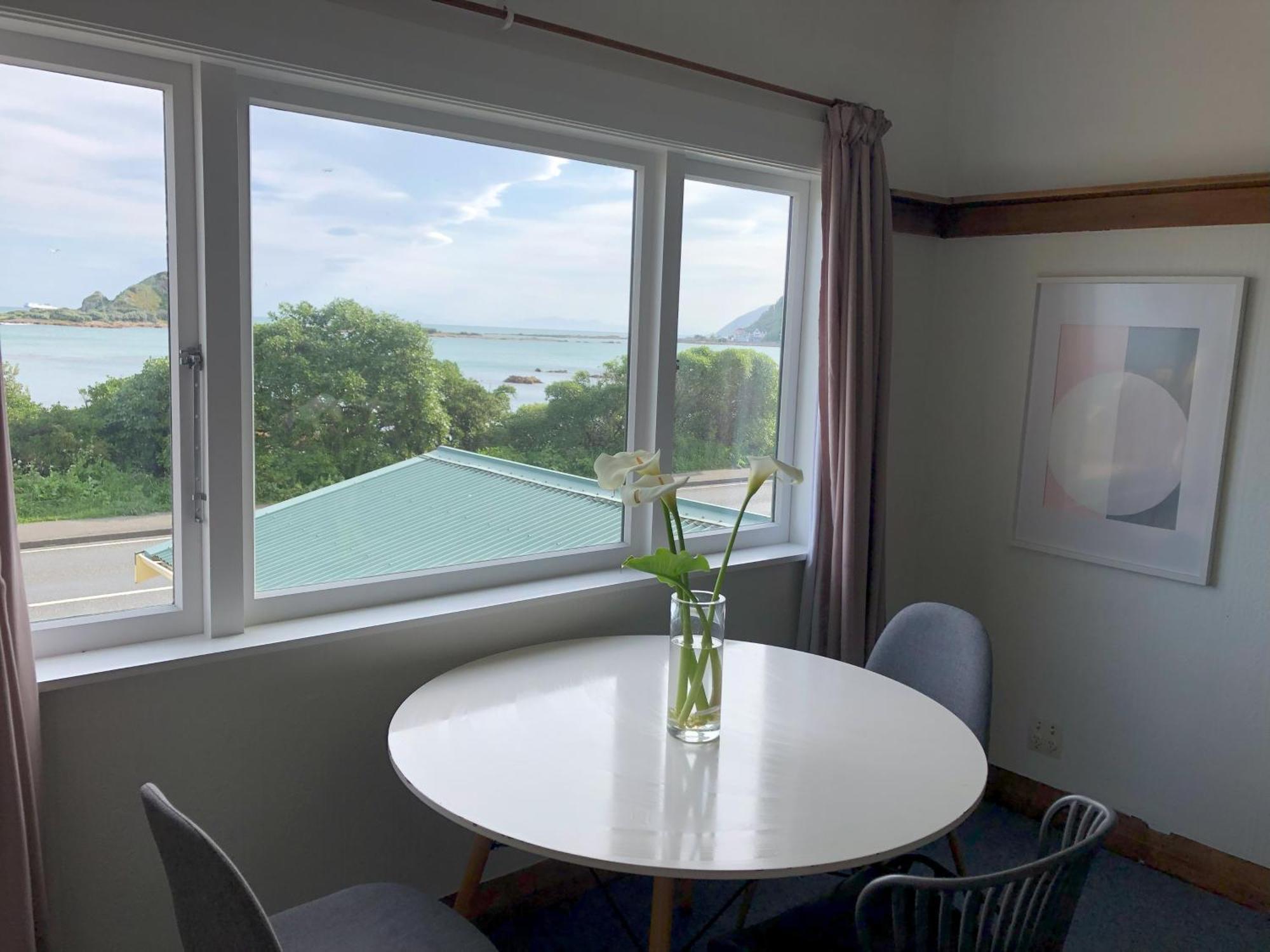 Seafront Haven In Island Bay With Deck, Outdoor Bath, And Parking Apartment Wellington Exterior photo