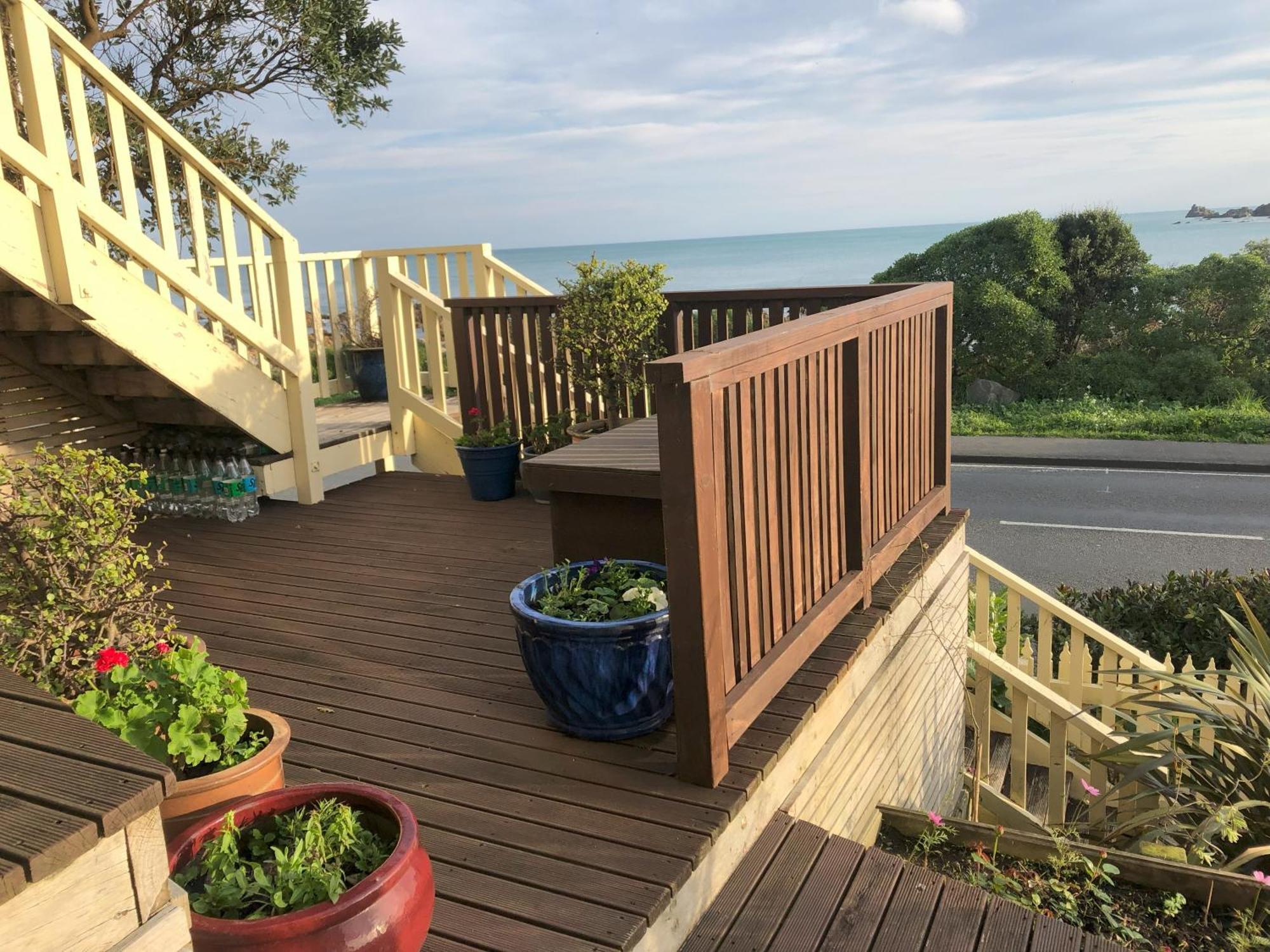 Seafront Haven In Island Bay With Deck, Outdoor Bath, And Parking Apartment Wellington Exterior photo