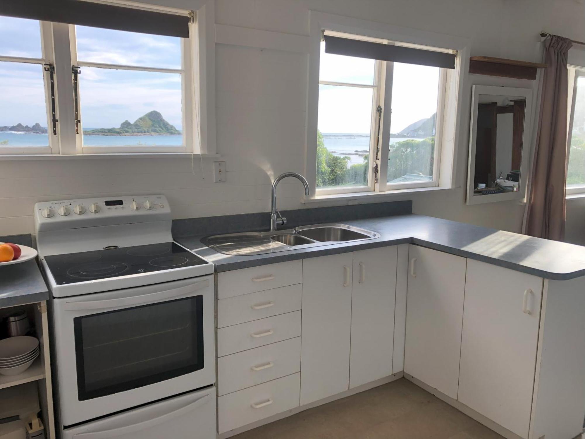 Seafront Haven In Island Bay With Deck, Outdoor Bath, And Parking Apartment Wellington Exterior photo