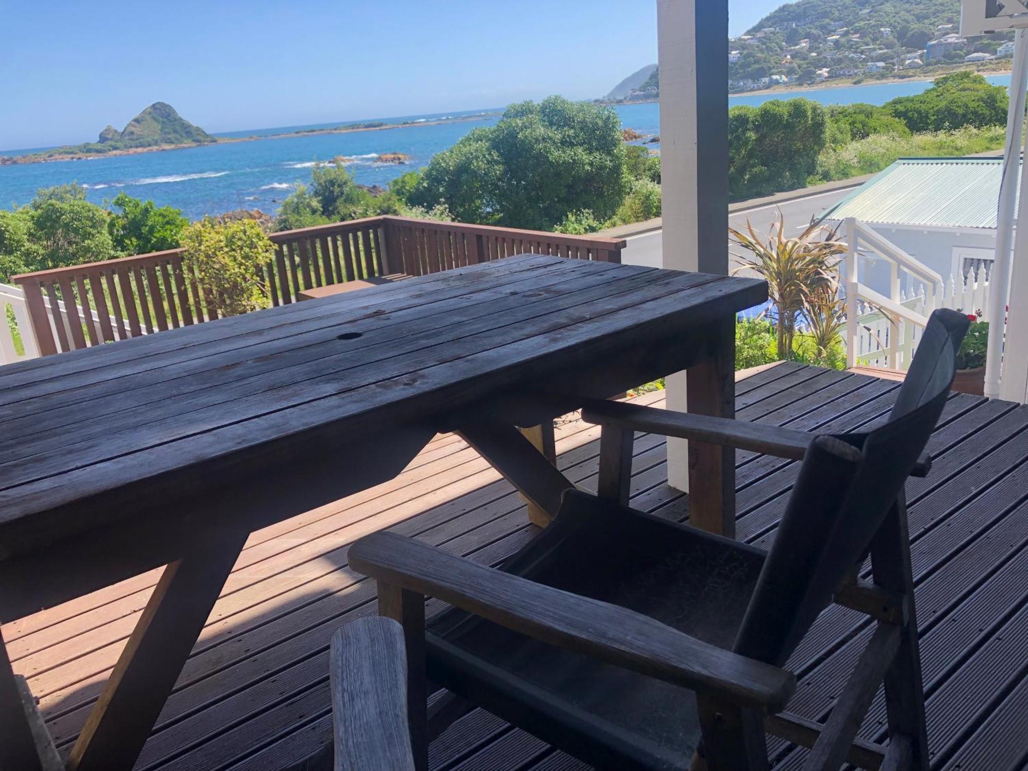 Seafront Haven In Island Bay With Deck, Outdoor Bath, And Parking Apartment Wellington Exterior photo