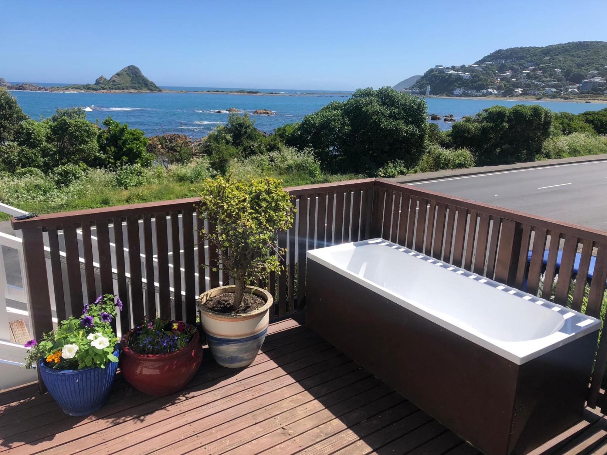 Seafront Haven In Island Bay With Deck, Outdoor Bath, And Parking Apartment Wellington Exterior photo